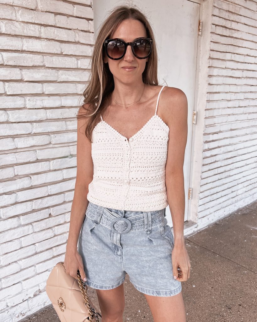 White Sleeveless Top with White Shorts Outfits (5 ideas & outfits)